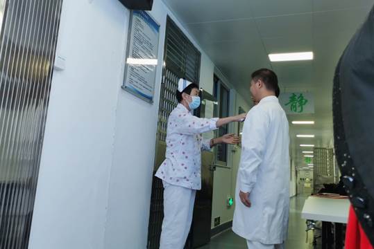 老师为员工整理着装 (2).jpg