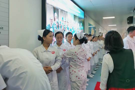 老师为员工整理着装.jpg